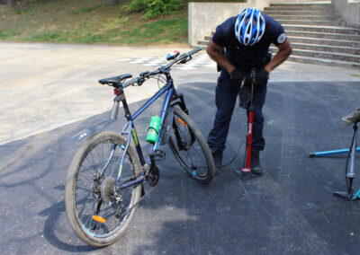 Les ateliers réparation permettent à chacun de prendre soin de son vélo, même des agents municipaux !
